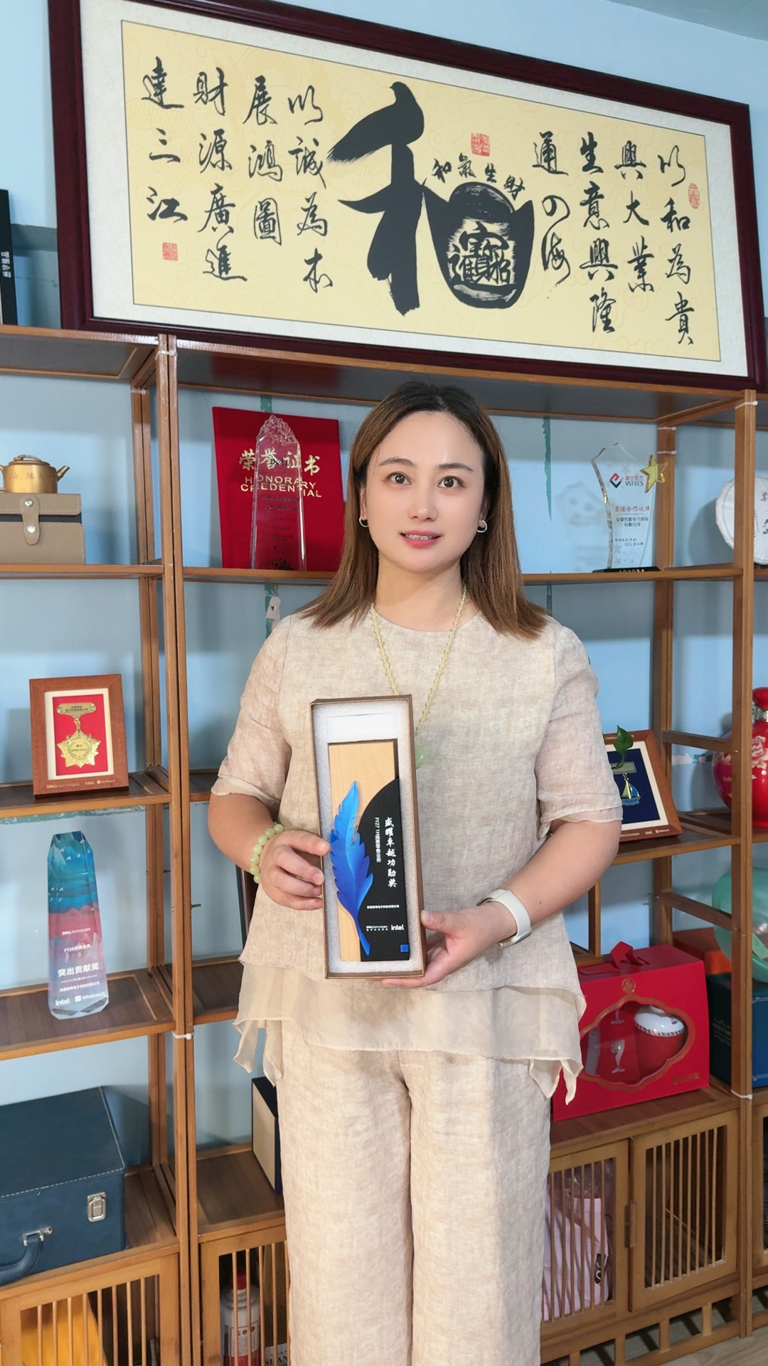 哲唯电子负责人展示“盛耀卓越功勋奖”奖杯